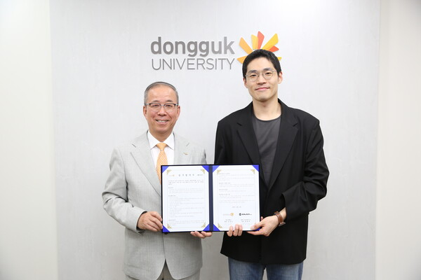 왼쪽부터 윤재웅 동국대 총장, 윤상보 갤럭시코퍼레이션 부대표. 사진=동국대