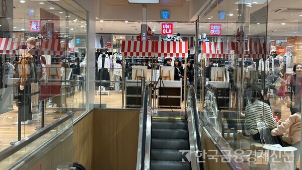 유니클로 롯데백화점 대전점 매장과 1층 성심당이 바로 연결되는 에스켤레이터. 사진=허지현 기자