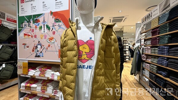 유니클로 롯데백화점 대전점에 대전의 대표 마스코트인 꿈돌이를 활용한 ‘꿈돌이 유티미!(UTme!)' 티셔츠 제품이 전시되어 있는 모습. 사진=허지현 기자