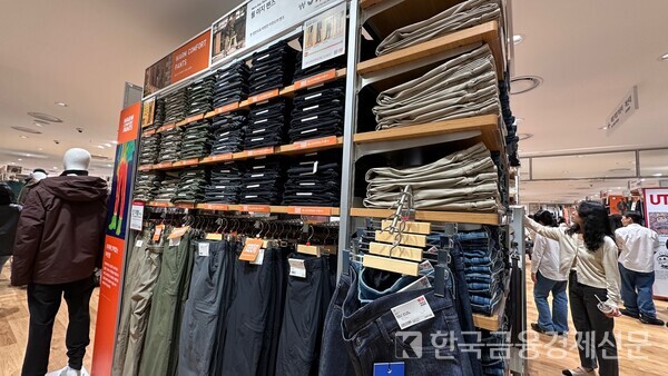 남성 인기 상품 '배기 커프진'. 사진=허지현 기자