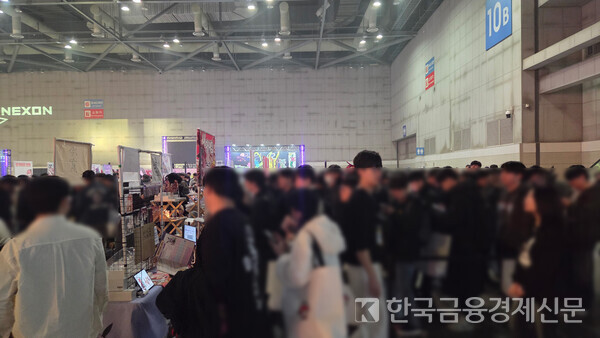 플레이마켓 시즌 7에서 2차 창작 굿즈를 구매하기 위한 대기줄이 형성돼 있다. 사진=김성훈 기자