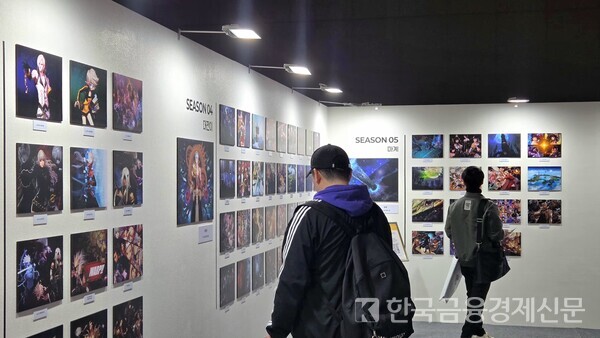 던파의 20년 역사를 살펴보고 있는 팬들. 사진=김성훈 기자