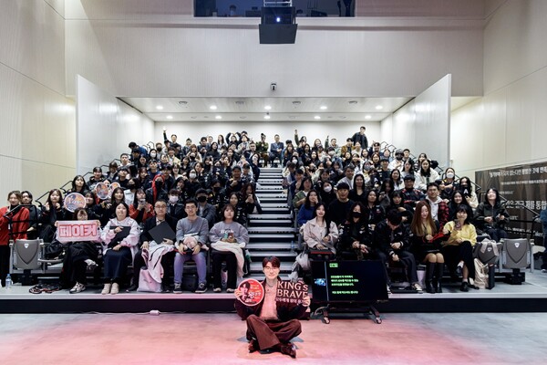 22일, 왕뚜껑 모델 글로벌 e스포츠 스타 ‘페이커’ 이상혁 선수가 행사 참가자들과 기념촬영을 하고 있다. 사진=팔도