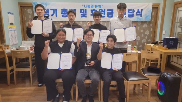 광주광역시장애인체육회는 지난 23일 ‘2025년 나눔과 동행 정기 총회 및 후원금 전달식’에서 장애인체육 선수 후원금 300만원을 받았다. (사진 가운데) 김명원 나눔과 동행 회장 1열 맨우측 김경원 육상선수 2열 맨우측 이승후 배드민턴 선수. 사진=광주시장애인체육회