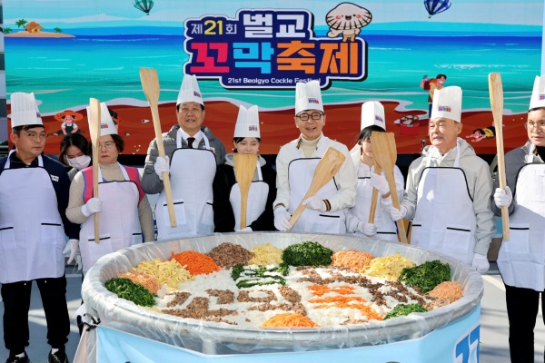 ‘제21회 벌교꼬막축제’에서 김철우 보성군수가 꼬막 주먹밥 1000인분 만들기를 하고 있다. 사진=보성군