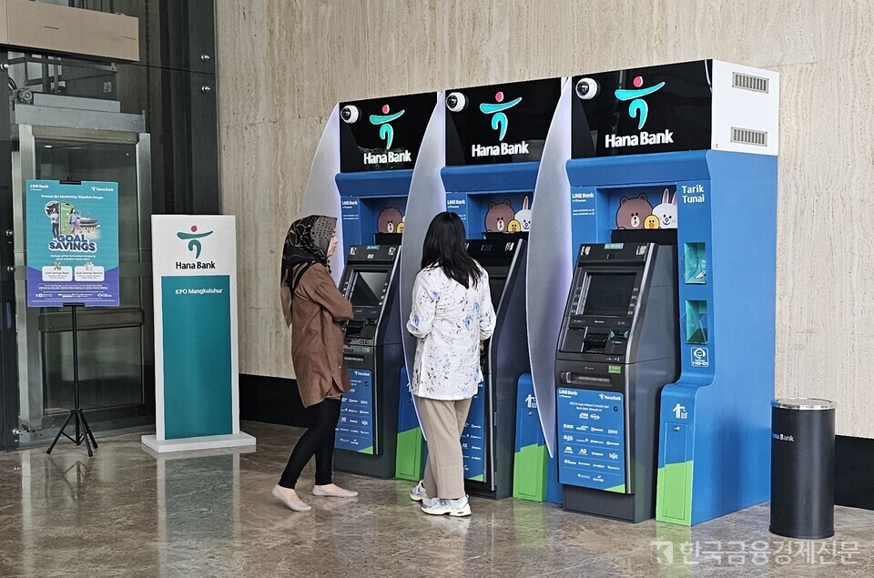 현지 고객이 인도네시아 하나은행 영업점 앞에 설치된 ATM을 이용하는 모습. 사진=김선재 기자
