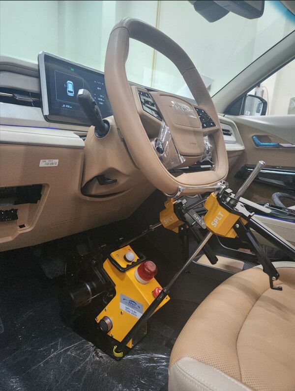 에스피엘티 운전페달로봇(SPLT PR6)을 차량에 설치한 모습. 사진=인하대