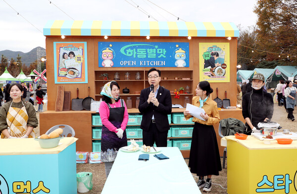 하동별맛축제 오픈주방 프로그램에서 하승철 하동군수가 참여자들과 함께 인사말을 전하며 현장을 둘러보고 있다. 사진=하동군