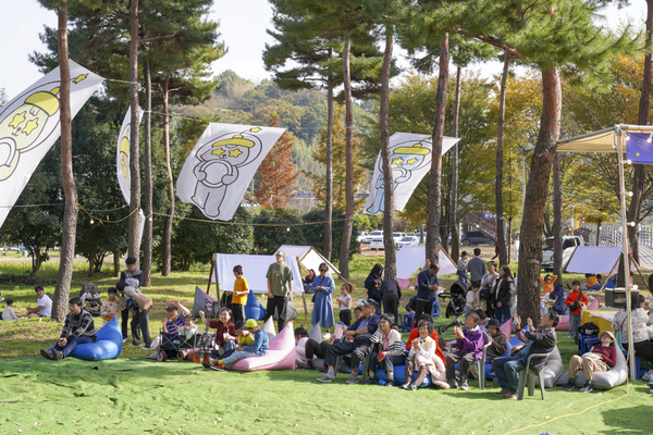하동별맛축제를 찾은 가족·관광객들이 섬진강변 숲길에서 공연과 체험 프로그램을 즐기며 여유로운 시간을 보내고 있다. 사진=하동군