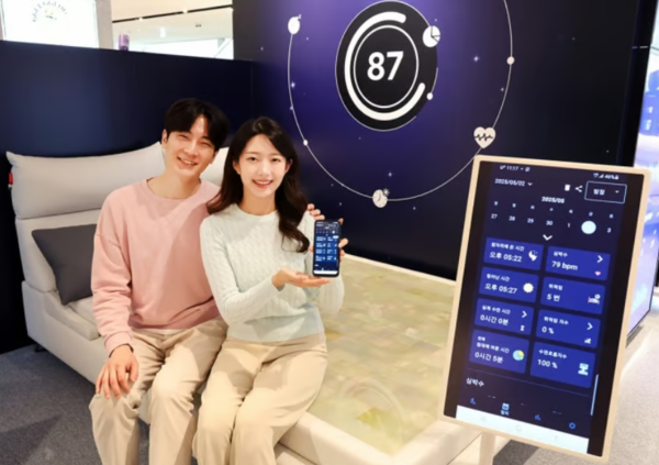 장수돌침대는 올해 5월, 특허 기반 ‘슬립테크’ 기술을 적용한 스마트 침대 ‘제이슬립(J-Sleep)’을 선보이며 가구업계의 새로운 장을 열었다. 사진은 같은 달 더현대 서울 팝업스토어 현장으로, 모델들이 제품을 소개하고 있는 모습이다. 사진=장수산업