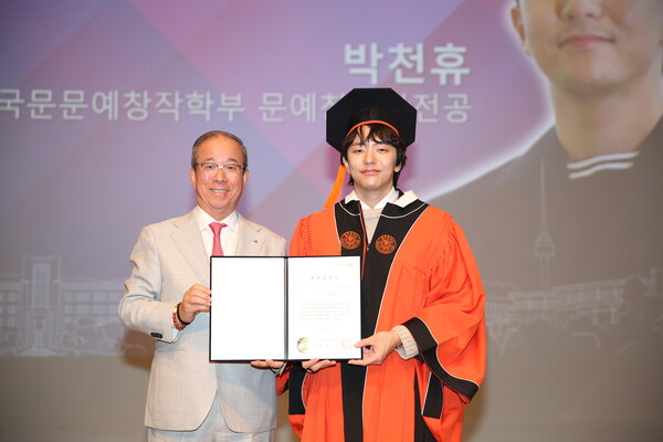 윤재웅 동국대 총장(왼쪽)이 박천휴 동문(오른쪽)에게 명예졸업장을 수여하고 기념사진을 촬영하고 있다. 사진=동국대