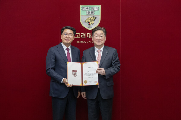 (왼쪽부터) 박동선 산일전기 대표, 김동원 고려대 총장. 사진=고려대