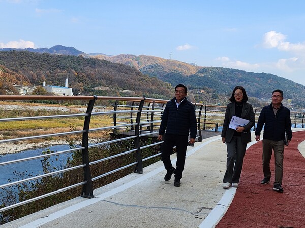 정영철 산청부군수가 도시재생사업 현장 점검했다. 사진=산청군